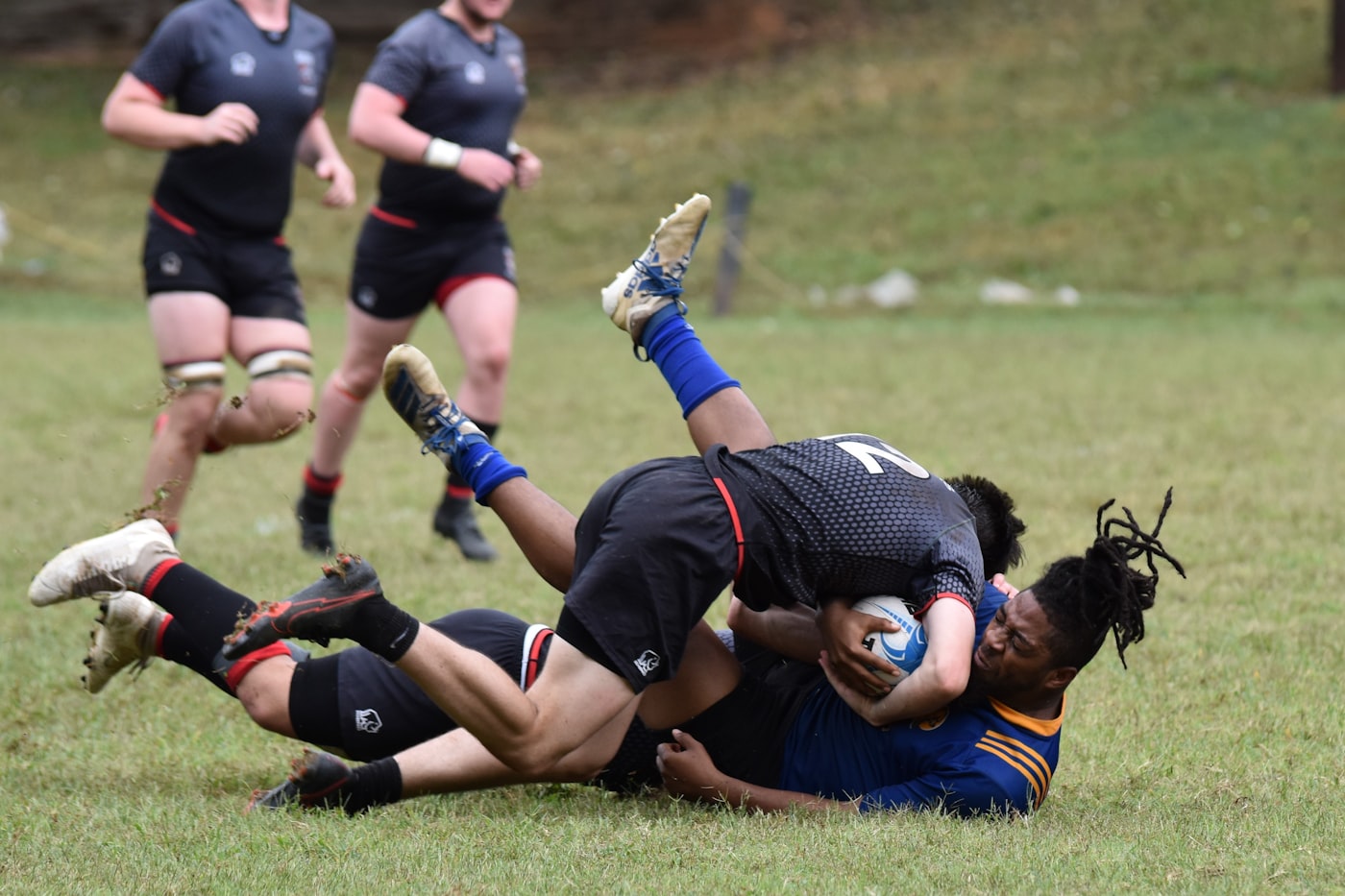 Rugby-Zweikampf um den Ball