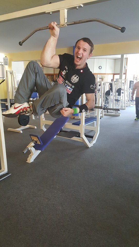 Maximaler Grip im Armwrestling: Trimona Handball Spraywax im Einsatz