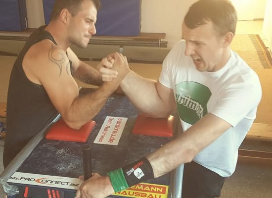 Maximaler Grip im Armwrestling: Trimona Handball Spraywax im Einsatz