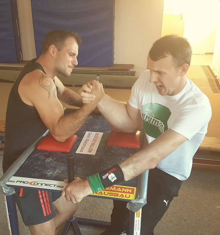 Maximaler Grip im Armwrestling: Trimona Handball Spraywax im Einsatz